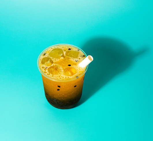 Différents Types De Bubble Tea Sont Présentés Dans Des Gobelets En  Plastique Avec Des Pailles Parfaitement Séparées.